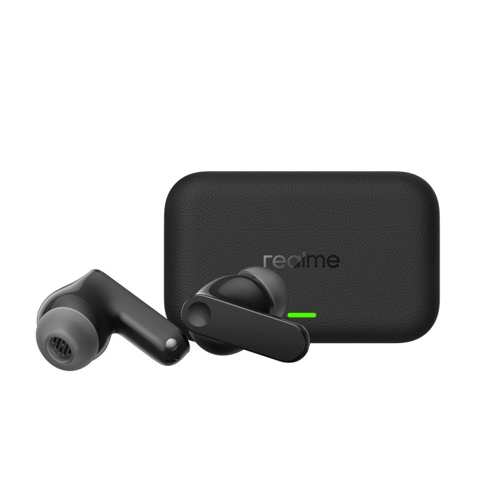 Boîtier de charge fermé des Realme Buds T500 Pro et ses deux écouteurs noirs posés devant