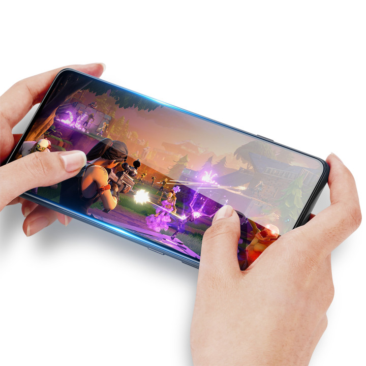 Deux mains tenant le téléphone à l horizontale pendant une partie de jeu, doigts glissant sur le verre trempé