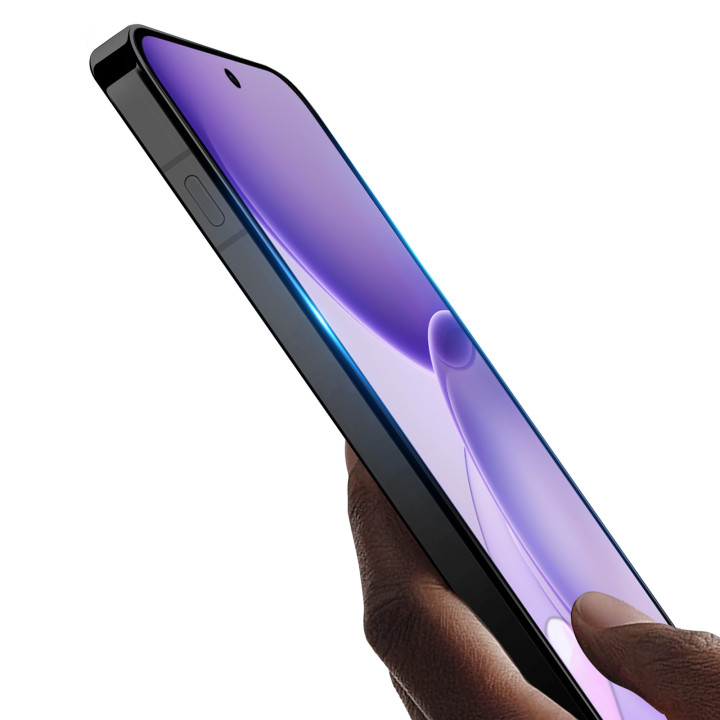 Téléphone tenu de profil dans une main, un doigt effleurant le verre trempé posé sur l écran