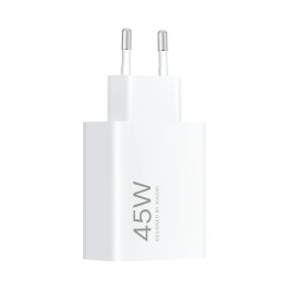 Chargeur Xiaomi 45W Turbo officiel, vue de trois-quarts avec sa prise européenne