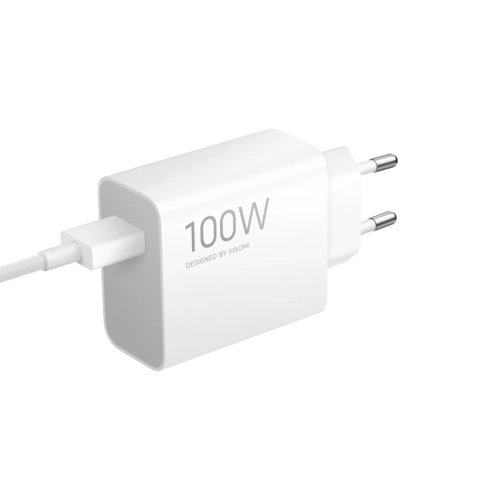 Chargeur Xiaomi 100W vu de trois-quarts, câble USB branché dans son port