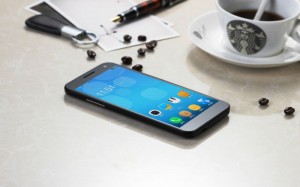 L'écran recouvre une bonne partie du smartphone. Appréciable !