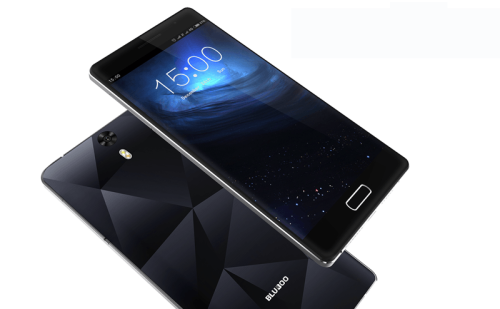 Deux Bluboo Xtouch noirs vus de face et de dos, écran affichant un fond géométrique