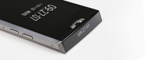 Gros plan sur la tranche du Doogee Titan T3 noir et sa fente latérale