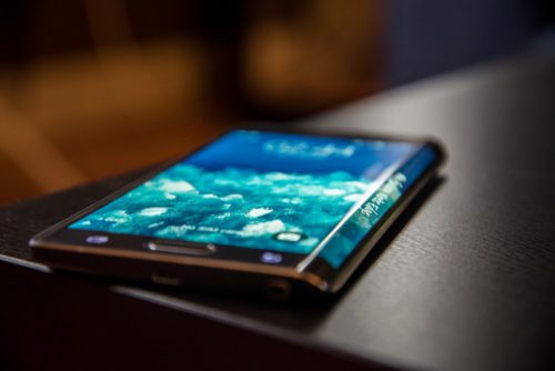 Le Xiaomi Mi Note Edge posé sur une surface sombre, son écran incurvé débordant sur la tranche