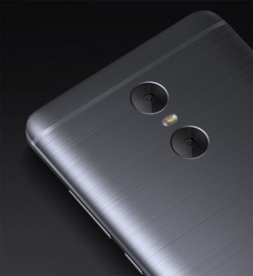 Gros plan sur le dos brossé du Xiaomi Redmi Pro et son double capteur photo