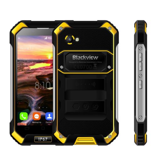 Le Blackview BV6000 durci, noir et jaune, vu de face et de tranche avec ses protections d'angles