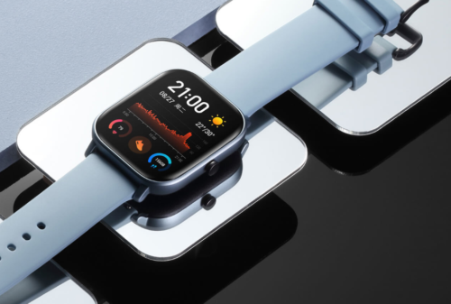 La montre Amazfit GTS à cadran rectangulaire, posée sur une surface claire avec son bracelet déployé