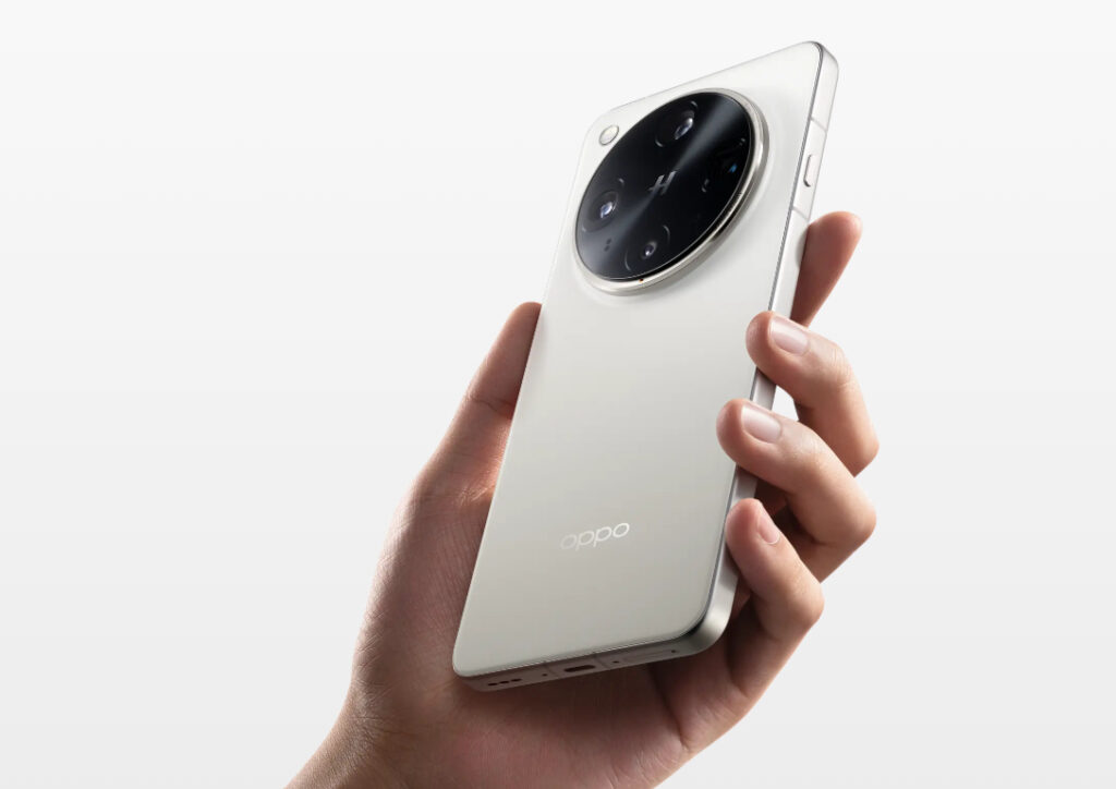 Une main tenant l'Oppo Find X8 Ultra blanc vu de dos, avec son large module photo circulaire à quatre objectifs