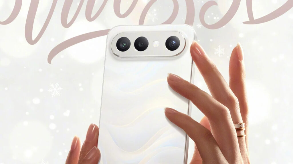 Le Vivo S50 Pro mini blanc nacré tenu entre deux mains, vu de dos, avec son module photo à deux objectifs, sur un fond rose orné de calligraphies