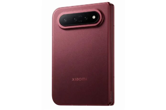 Xiaomi 18 Fold de coloris rouge vu de dos, replié, avec son bandeau photo horizontal à trois objectifs et flash LED