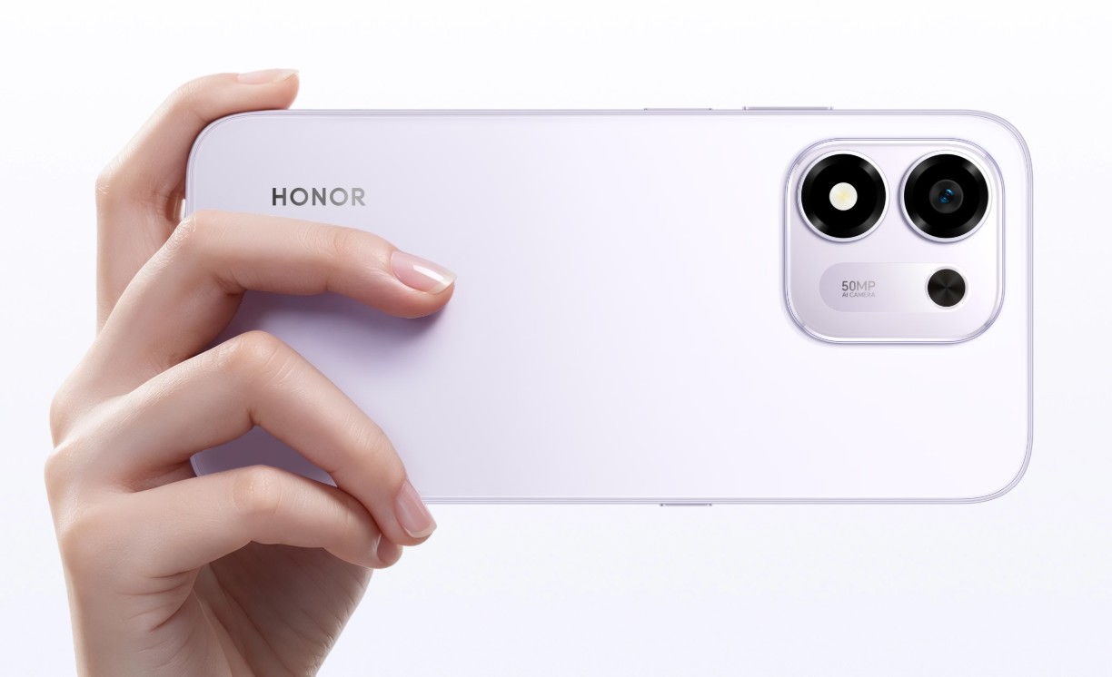 Une main tenant le Honor Play 11 violet de dos, avec son module photo et l’inscription 50 MP AI Camera
