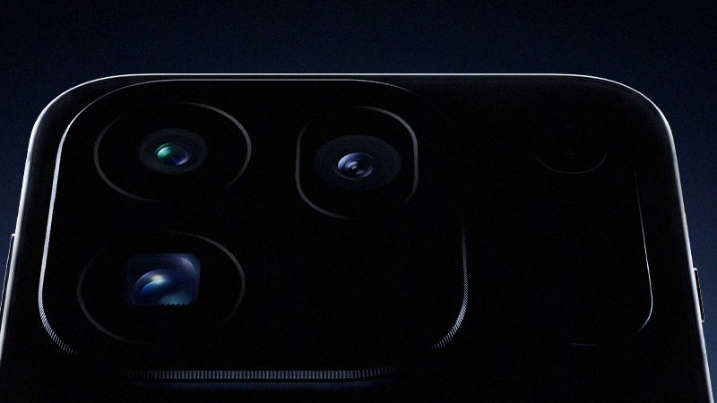 Module photo du dos de l’Oppo Find X10 Pro Max sur l’affiche officielle : un îlot rectangulaire arrondi, trois objectifs regroupés dans un carré et un capteur isolé à droite