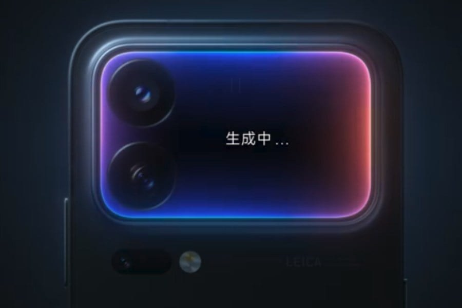 Teaser officiel de Xiaomi montrant le dos de la série Xiaomi 18 Pro : l’écran arrière allumé occupe l’essentiel du module photo, à droite de deux objectifs, avec la mention « génération en cours » en chinois