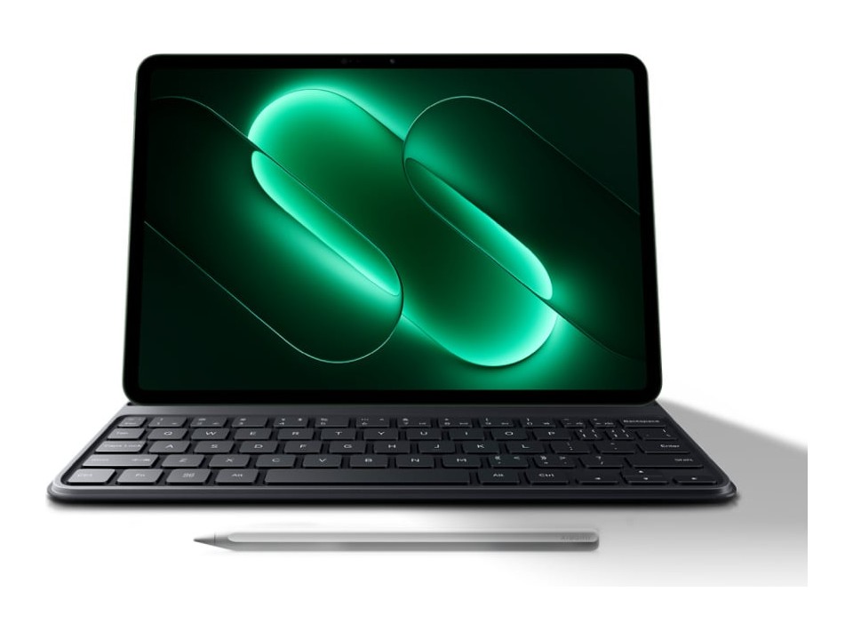 La Xiaomi Pad 9 posée sur son clavier, écran allumé sur un motif vert, avec le stylet magnétique au premier plan