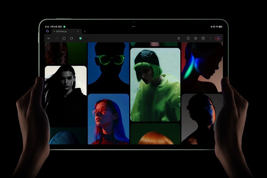 Deux mains tenant la Xiaomi Pad 9 à l’horizontale, l’écran affichant une galerie de portraits