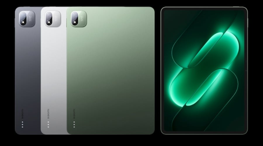 Les trois coloris de la Xiaomi Pad 9 Pro vus de dos, à côté d’une tablette vue de face écran allumé en vert