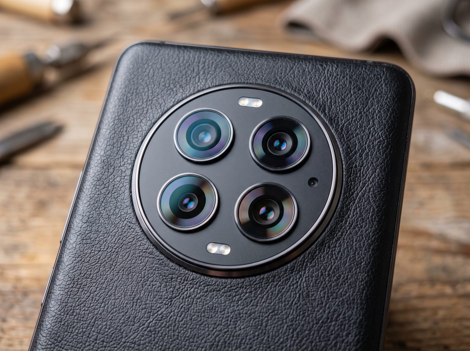 Gros plan sur le bloc photo dorsal d’un smartphone et ses quatre objectifs