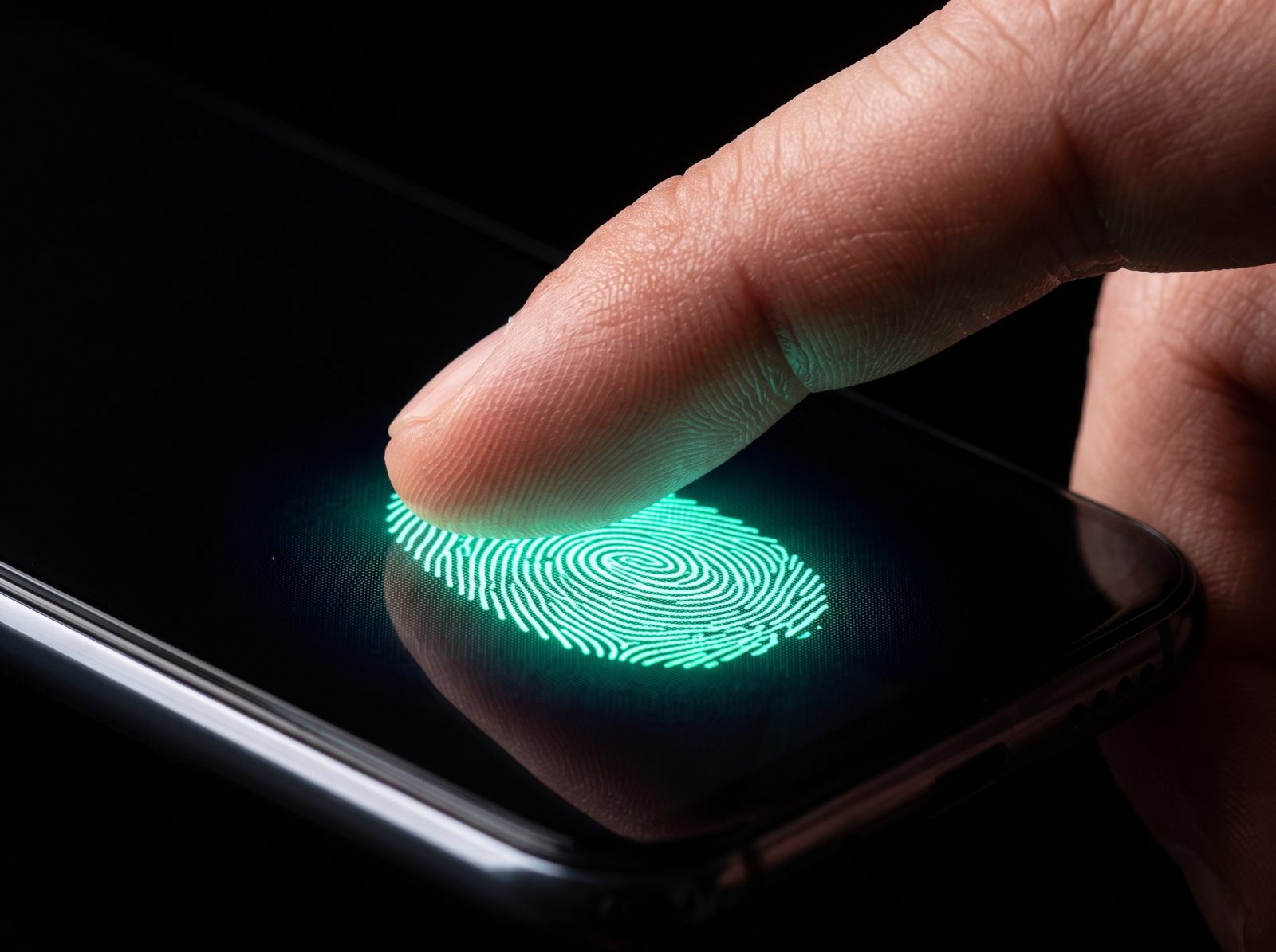 Un doigt posé sur l’écran d’un smartphone, empreinte lumineuse sous la dalle